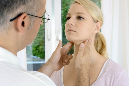 Arzt tastet Lymphknoten bei Untersuchung